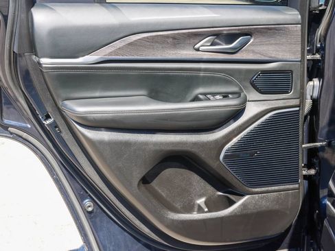 Used 2023 Jeep Grand Cherokee Overland AWD/4WD image 6
