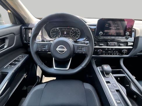 Used 2025 Nissan Pathfinder SV FWD image 6