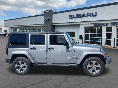Used 2016 Jeep Wrangler Unlimited Sahara w/ Connectivity Group AWD/4WD image 8