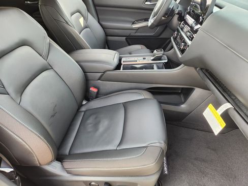 New 2025 Nissan Pathfinder SL image 14