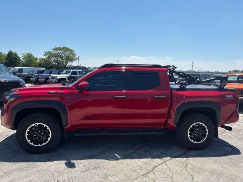 Used 2025 Toyota Tacoma TRD Off-Road AWD/4WD image 9