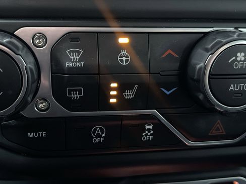 Used 2018 Jeep Wrangler Unlimited Sahara image 20