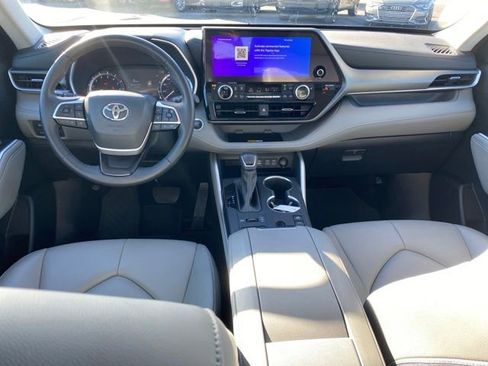 Used 2024 Toyota Highlander XLE image 5