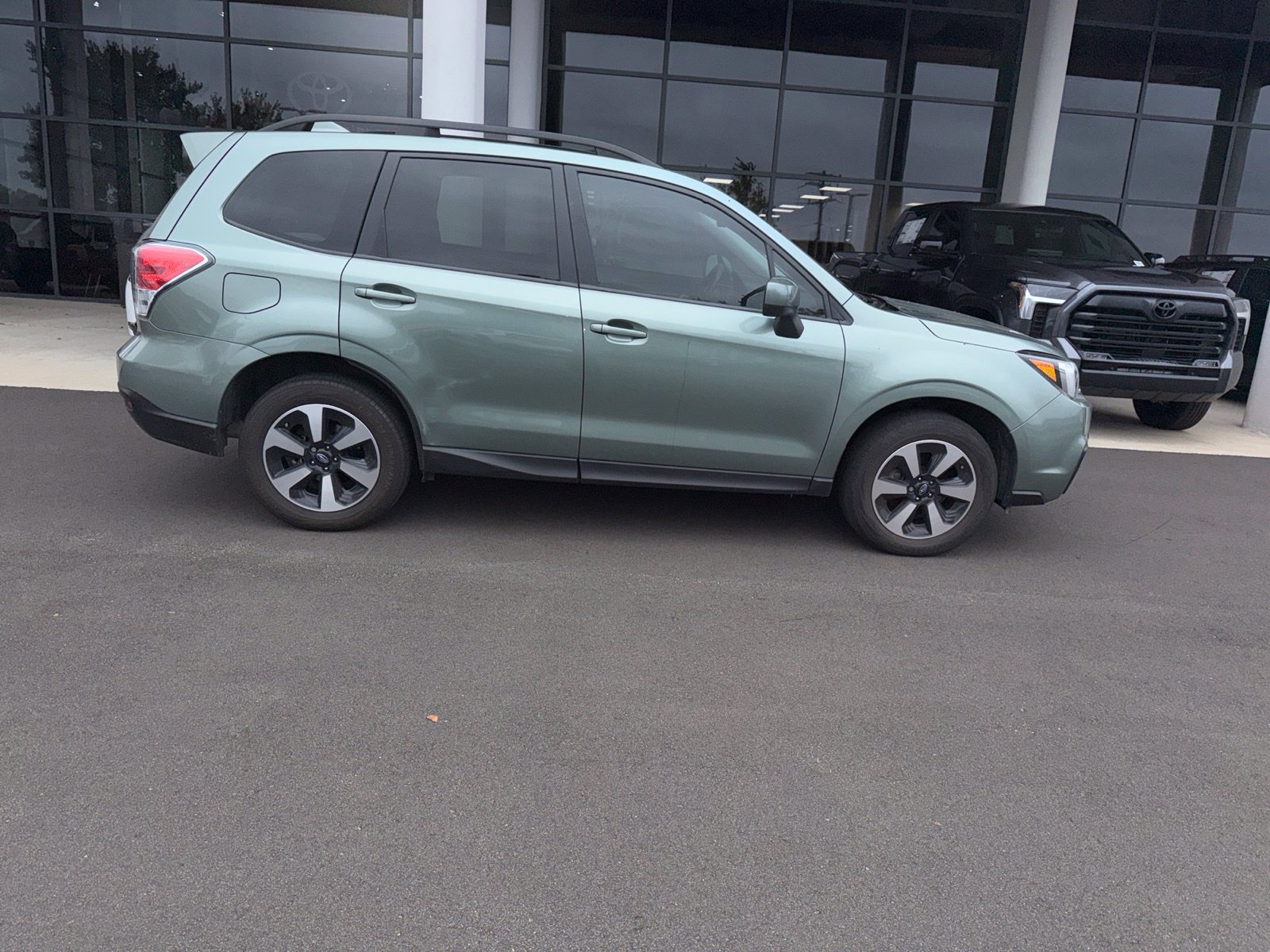 Used 2018 Subaru Forester 2.5i Premium w/ All-Weather Package AWD/4WD image 17