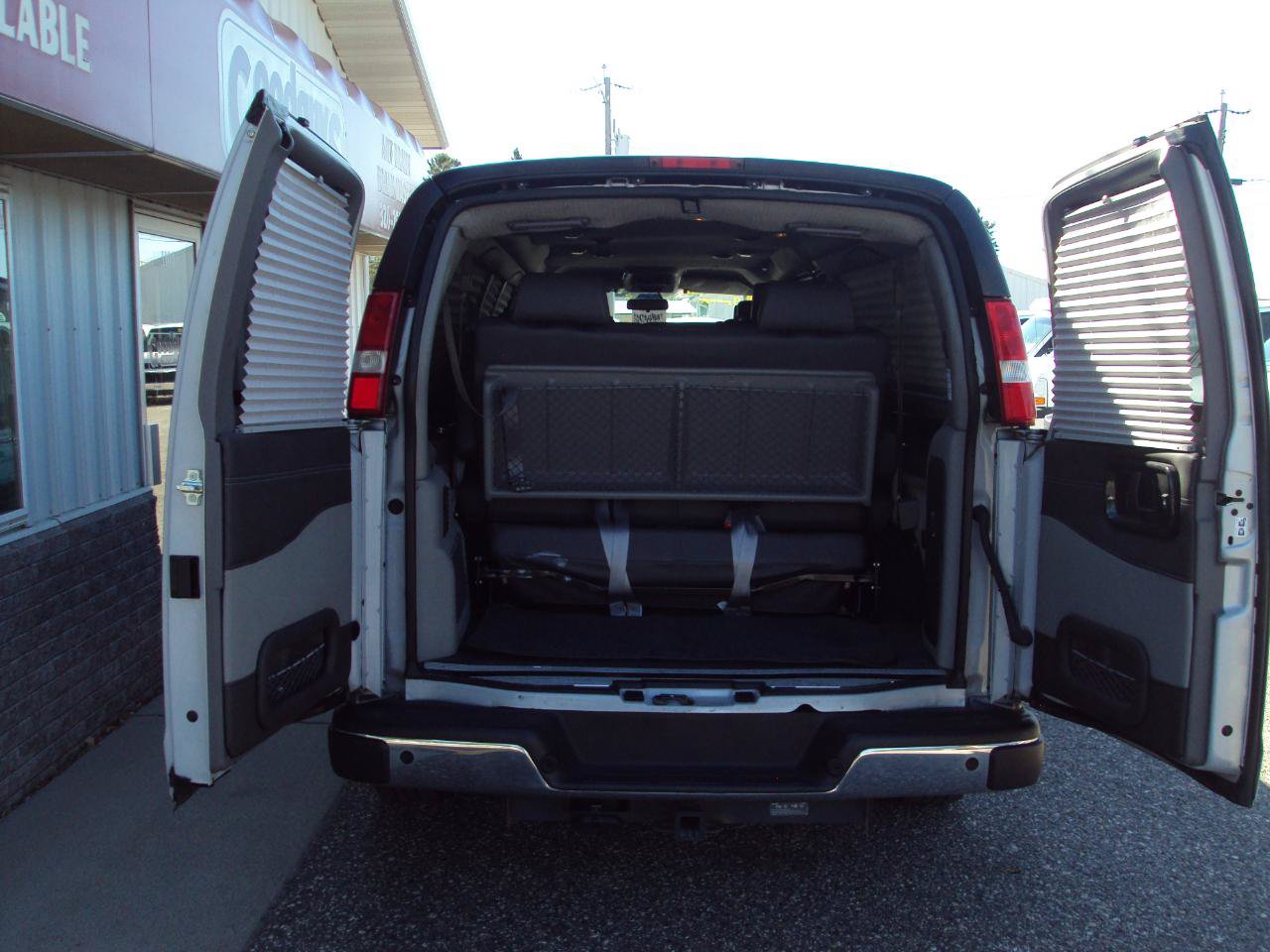 Used 2023 Chevrolet Express 2500 Extended RWD image 9