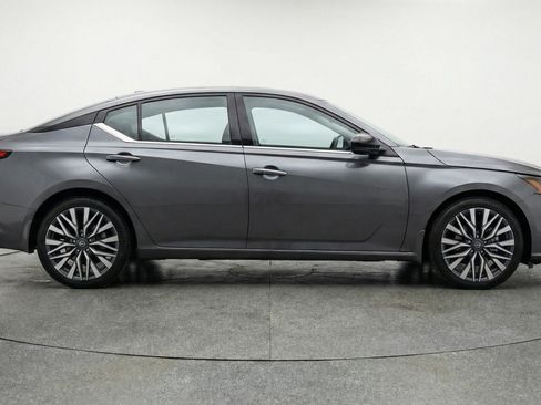 Used 2025 Nissan Altima 2.5 SV image 11
