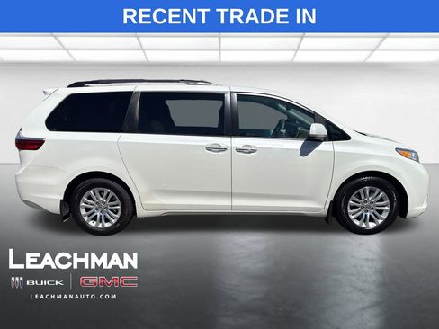 Used 2017 Toyota Sienna XLE Premium FWD image 2
