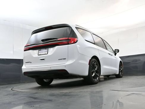 Used 2025 Chrysler Pacifica Limited FWD image 23