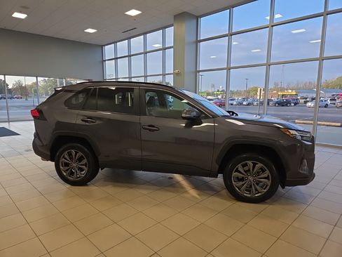 Used 2022 Toyota RAV4 XLE Premium image 5