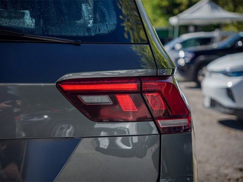 Used 2022 Volkswagen Tiguan SE image 9