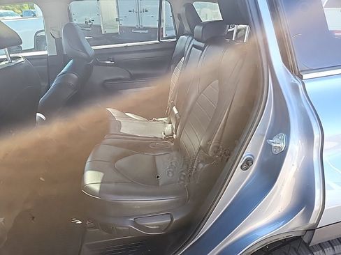 Used 2022 Toyota Highlander XLE AWD/4WD image 39