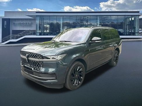 Used 2025 Lincoln Navigator Reserve w/ Jet Appearance Package AWD/4WD image 3