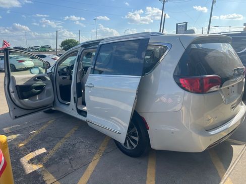 Used 2020 Chrysler Pacifica Touring-L Plus FWD image 10