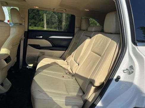 Used 2019 Toyota Highlander XLE AWD/4WD image 25