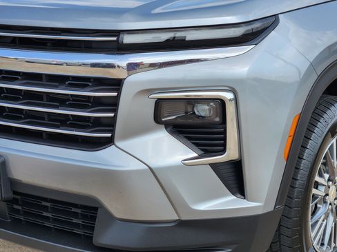 Used 2025 Chevrolet Traverse LT FWD image 10