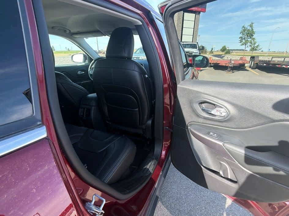 Used 2019 Jeep Cherokee Latitude Plus w/ Cold Weather Group AWD/4WD image 26