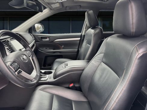 Used 2019 Toyota Highlander XLE image 2