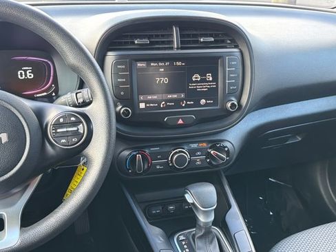 Used 2023 Kia Soul LX w/ LX Technology Package image 18