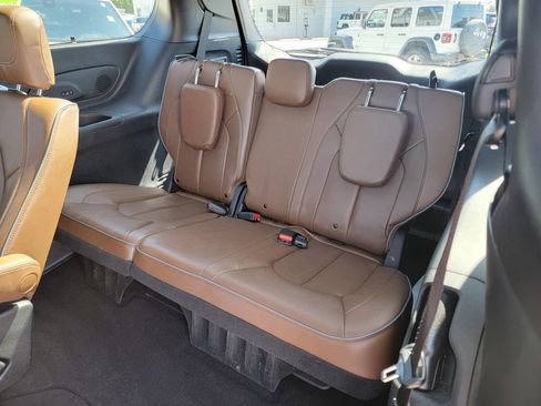Used 2020 Chrysler Pacifica Limited w/ Tire & Wheel Group FWD image 13