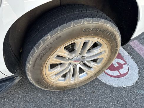 Used 2023 GMC Yukon SLT w/ SLT Premium Package image 6