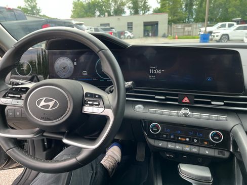 Used 2025 Hyundai Elantra SEL FWD image 18