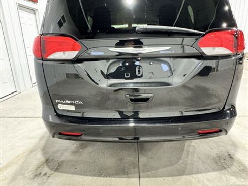 Used 2017 Chrysler Pacifica Touring w/ Tire & Wheel Group image 5