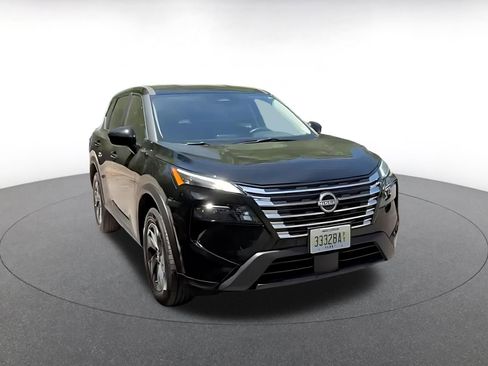 Used 2025 Nissan Rogue SV AWD/4WD image 2