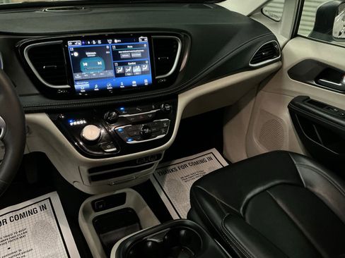 Used 2023 Chrysler Pacifica Touring-L image 27