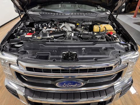 Used 2020 Ford F350 Lariat w/ Chrome Package image 11