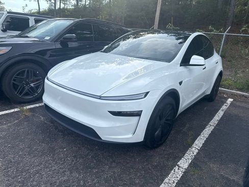 Used 2026 Tesla Model Y Long Range AWD/4WD image 3