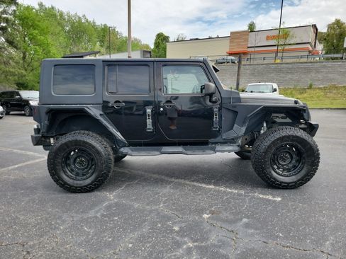 Used 2016 Jeep Wrangler Unlimited Sahara image 2