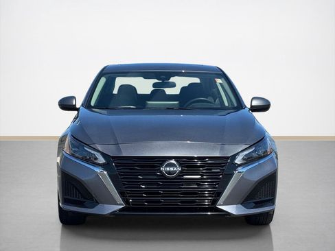 Used 2023 Nissan Altima 2.5 SV w/ SV Premium Package image 2