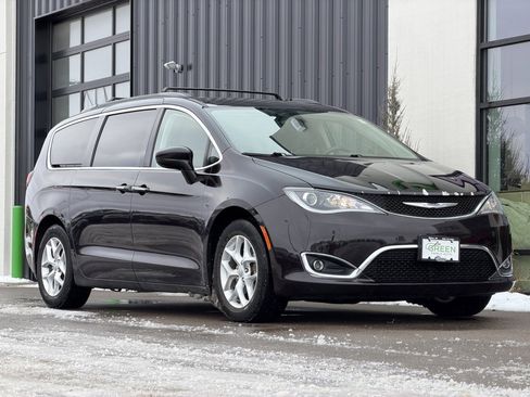Used 2018 Chrysler Pacifica Touring Plus w/ Tire & Wheel Group image 4