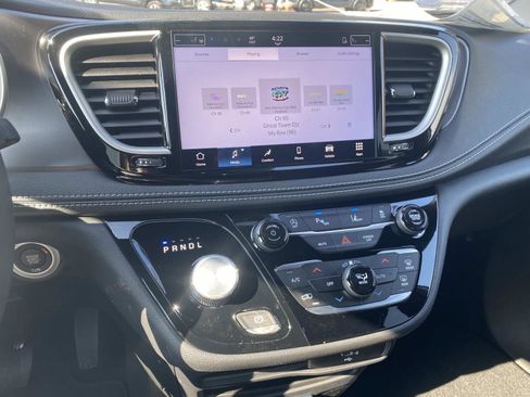 New 2026 Chrysler Pacifica Select image 14