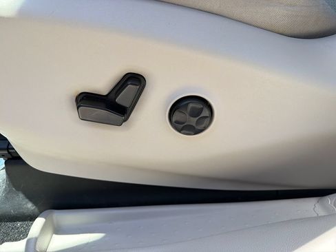 Used 2021 Chrysler Pacifica Touring-L FWD image 14