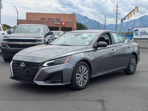 Used 2025 Nissan Altima 2.5 SV FWD image 9