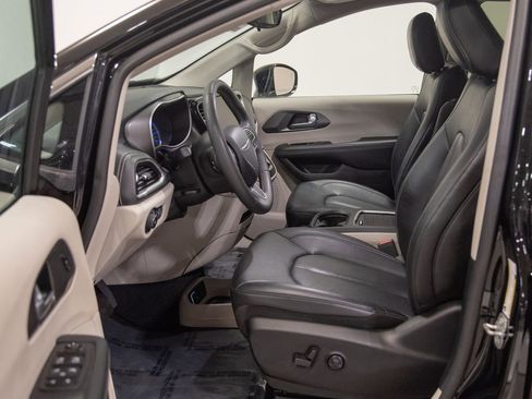 Used 2024 Chrysler Pacifica Limited FWD image 12
