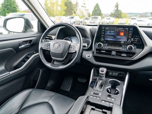 Used 2022 Toyota Highlander XLE AWD/4WD image 22