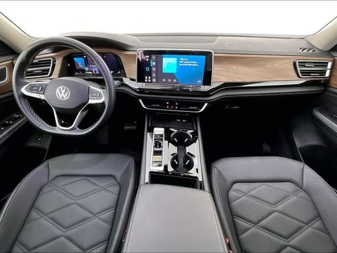 Used 2025 Volkswagen Atlas SE image 19