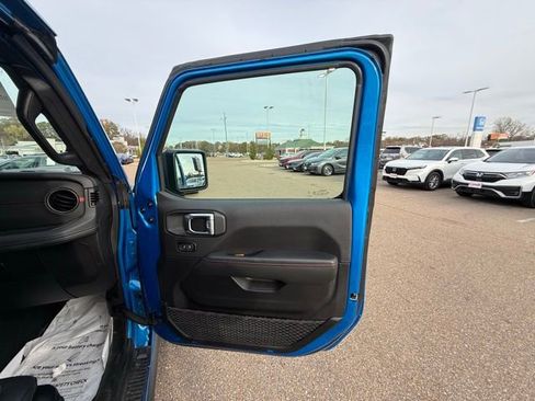 Used 2024 Jeep Gladiator Rubicon AWD/4WD image 37