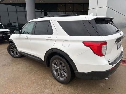 Used 2022 Ford Explorer XLT w/ Equipment Group 202A image 5