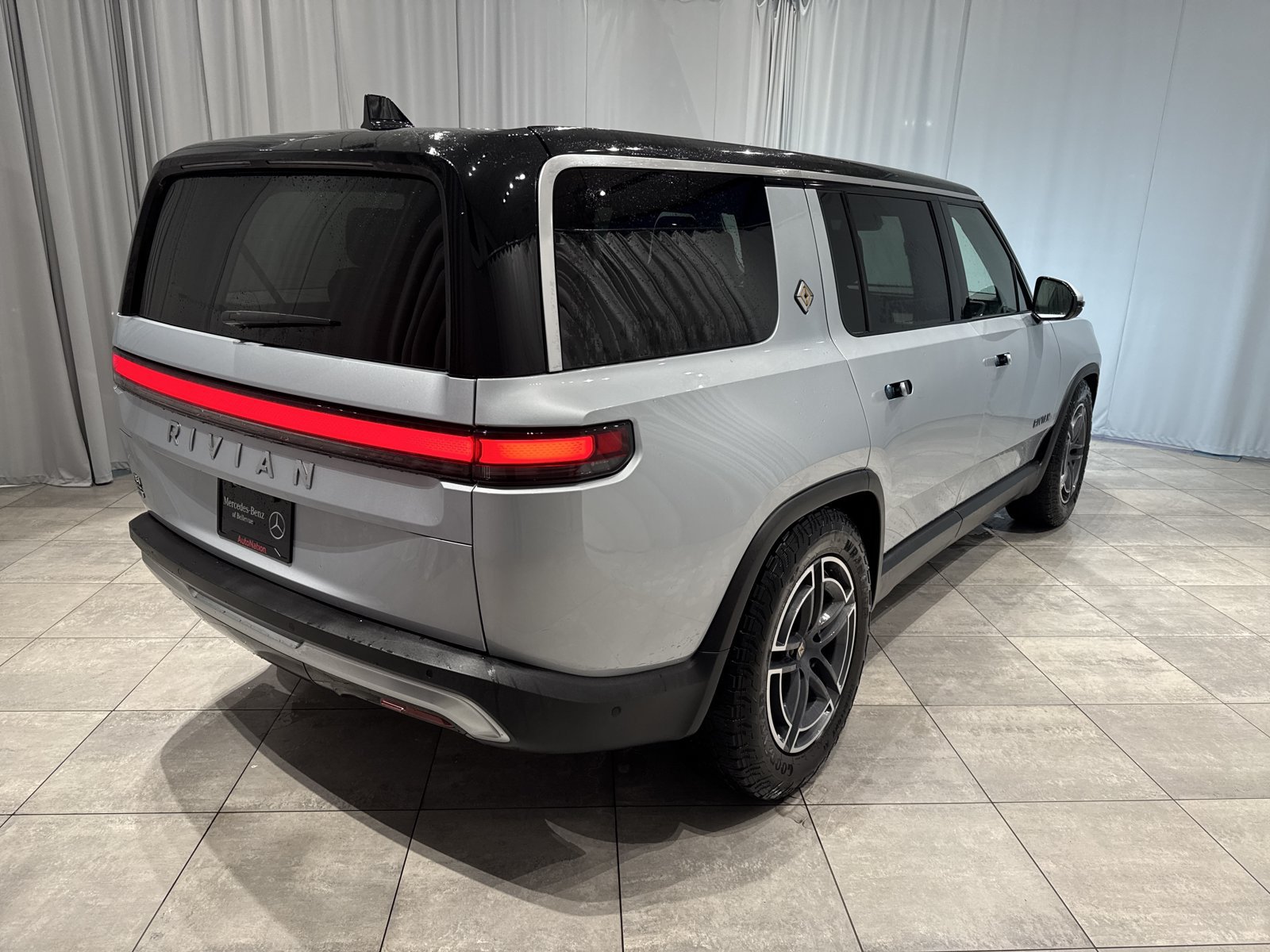 Used 2025 Rivian R1S Adventure Dual AWD/4WD image 5
