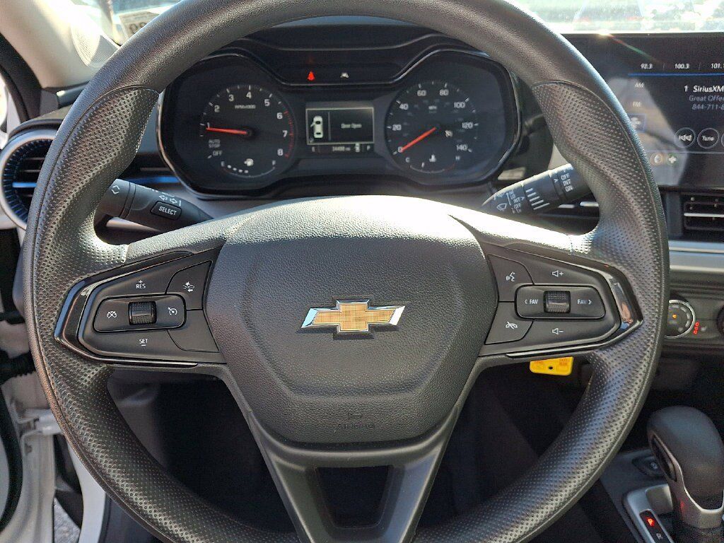 Used 2025 Chevrolet Trax LS w/ LS Convenience Package FWD image 24