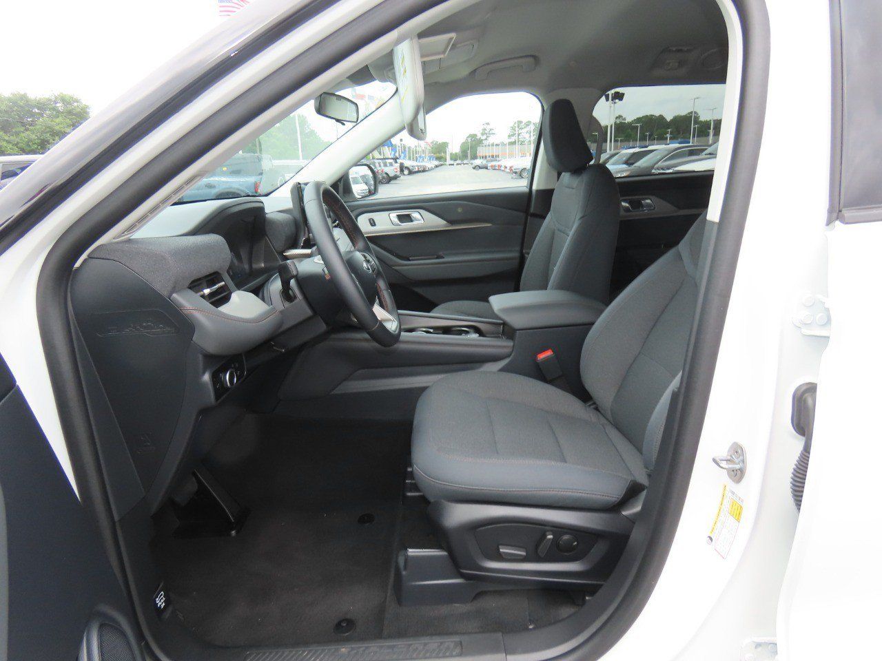 Used 2025 Ford Explorer Active RWD image 27