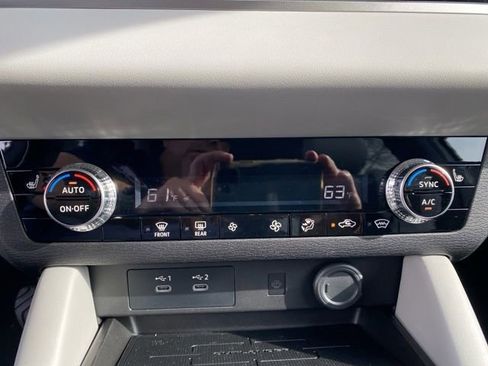 New 2025 Mitsubishi Outlander SE image 28