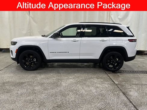Used 2023 Jeep Grand Cherokee Altitude image 2