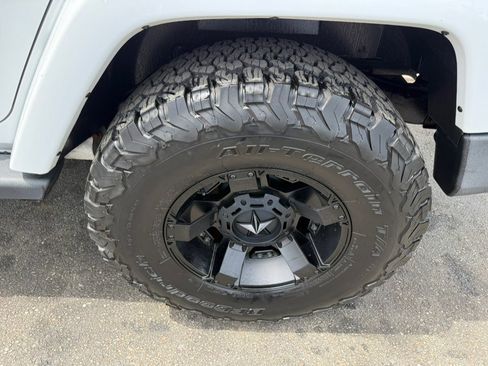 Used 2012 Jeep Wrangler Unlimited Sahara w/ Dual Top Group AWD/4WD image 5