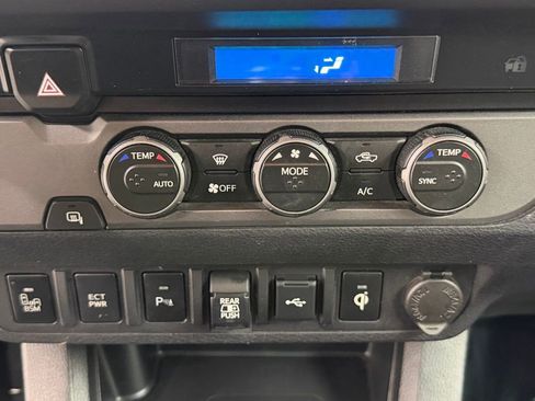 Used 2022 Toyota Tacoma TRD Off-Road w/ Technology Package RWD image 35