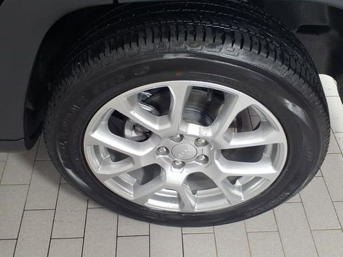 Used 2024 Jeep Compass Latitude AWD/4WD image 8