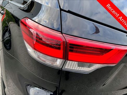 Certified 2019 Toyota Highlander Limited AWD/4WD image 23